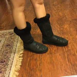 Black paisley print uggs