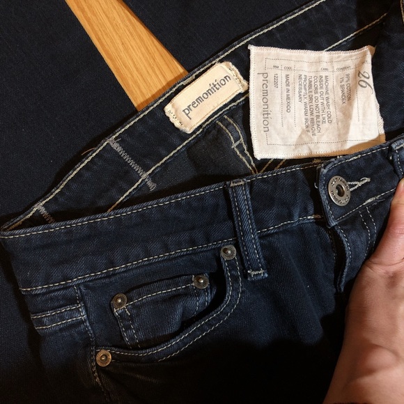 ❌ 5/$20 Dark blue wash Premonition 5 pocket jeans. - Picture 2 of 3