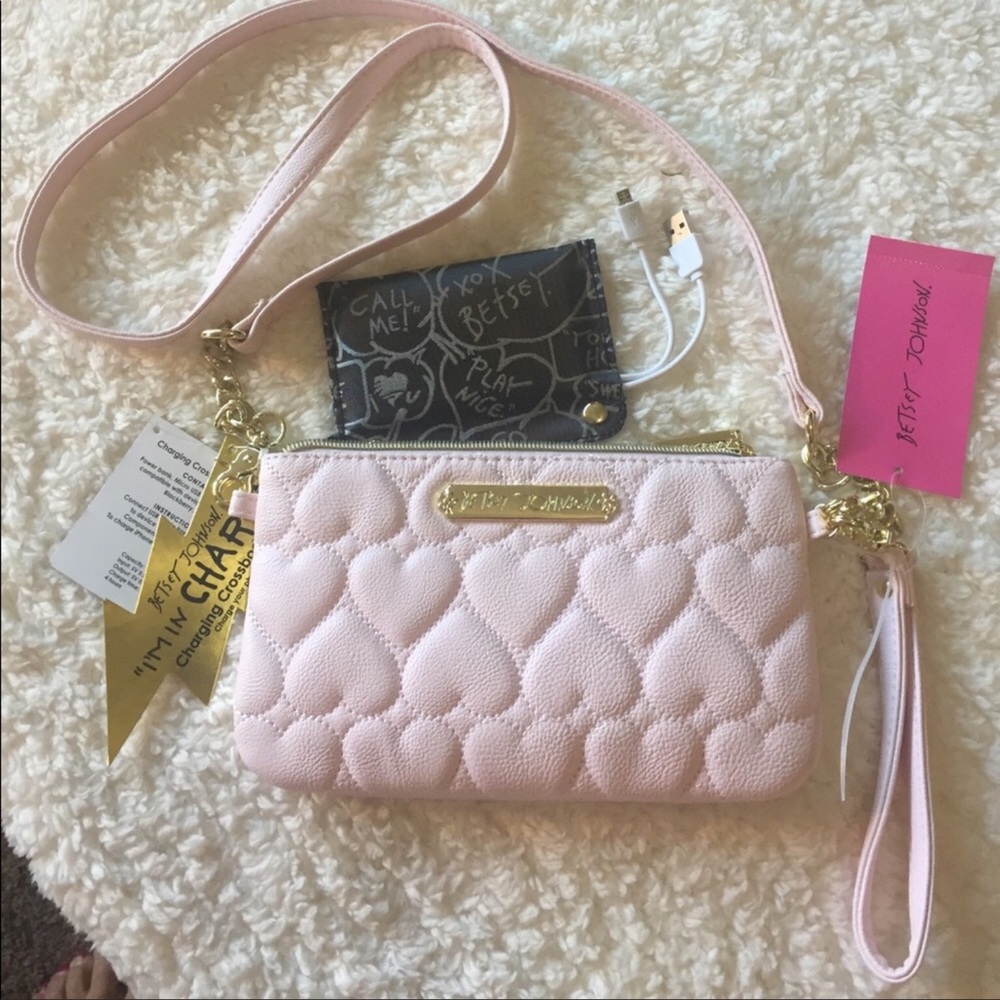 🌺NEW🌺 Betsey Johnson CHARGING Cross Body Bag😊