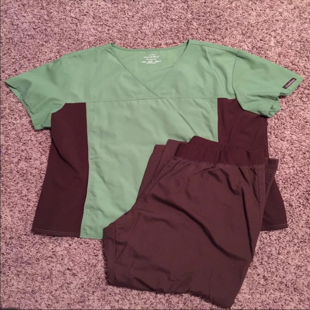 💚 Cherokee Flexibles Scrub Set