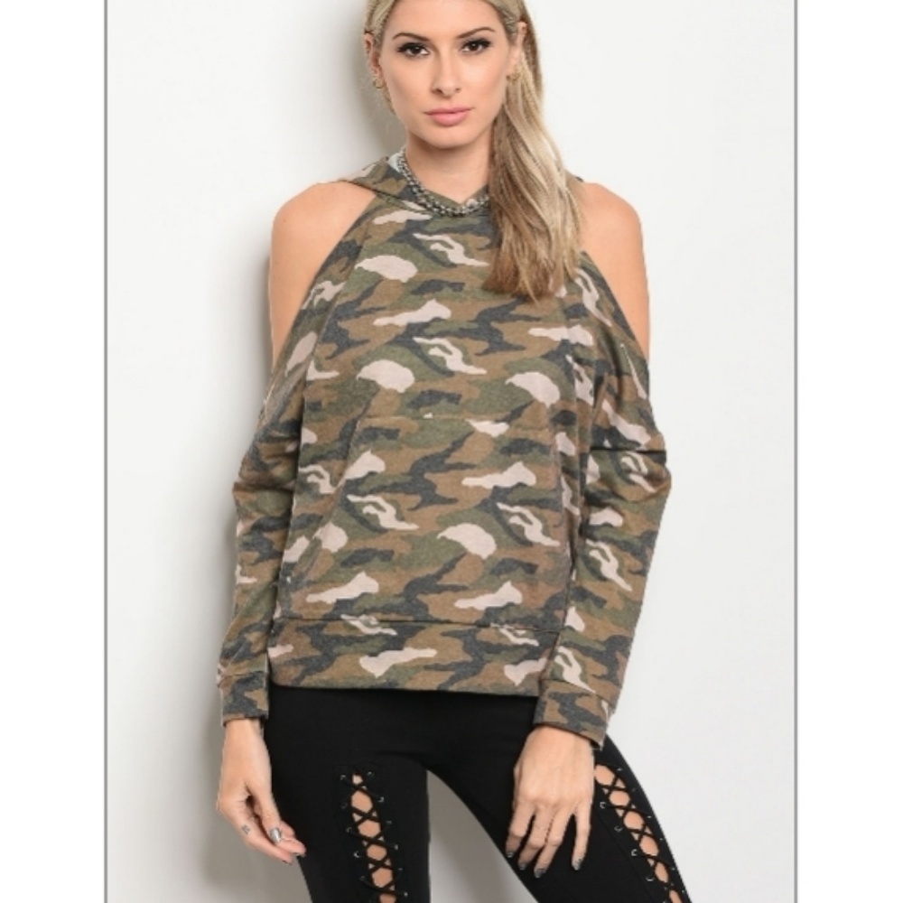 ⚠️SMALL LEFT🌴CAMO TOP🍍 - Picture 1 of 2
