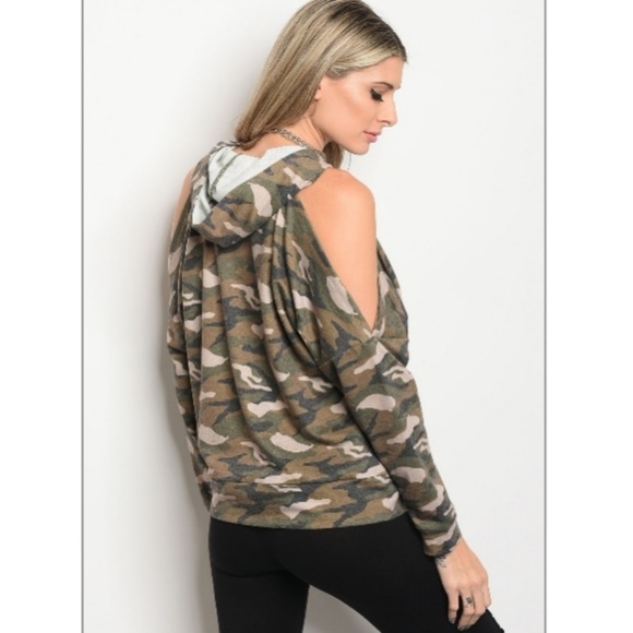 ⚠️SMALL LEFT🌴CAMO TOP🍍 - Picture 2 of 2