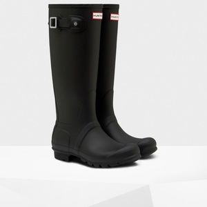 Black matte hunter rain boots