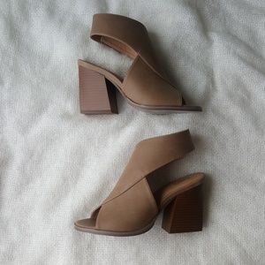 Brand new!! Size 6 little block heels