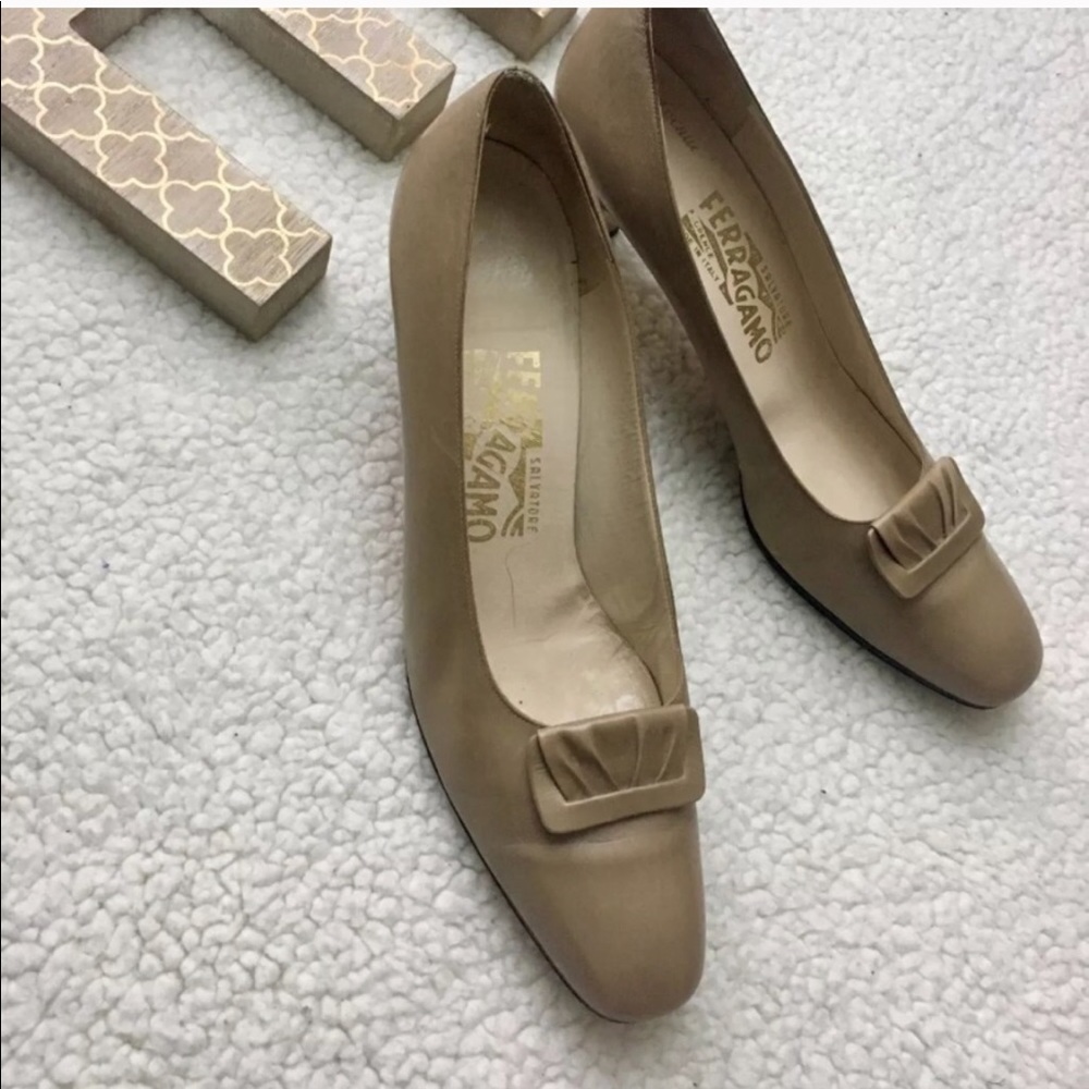 Tan leather Ferragamo Heels size 9 AA