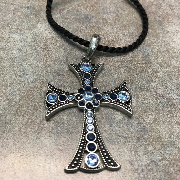Crucifix with rope chain - Picture 1 of 3