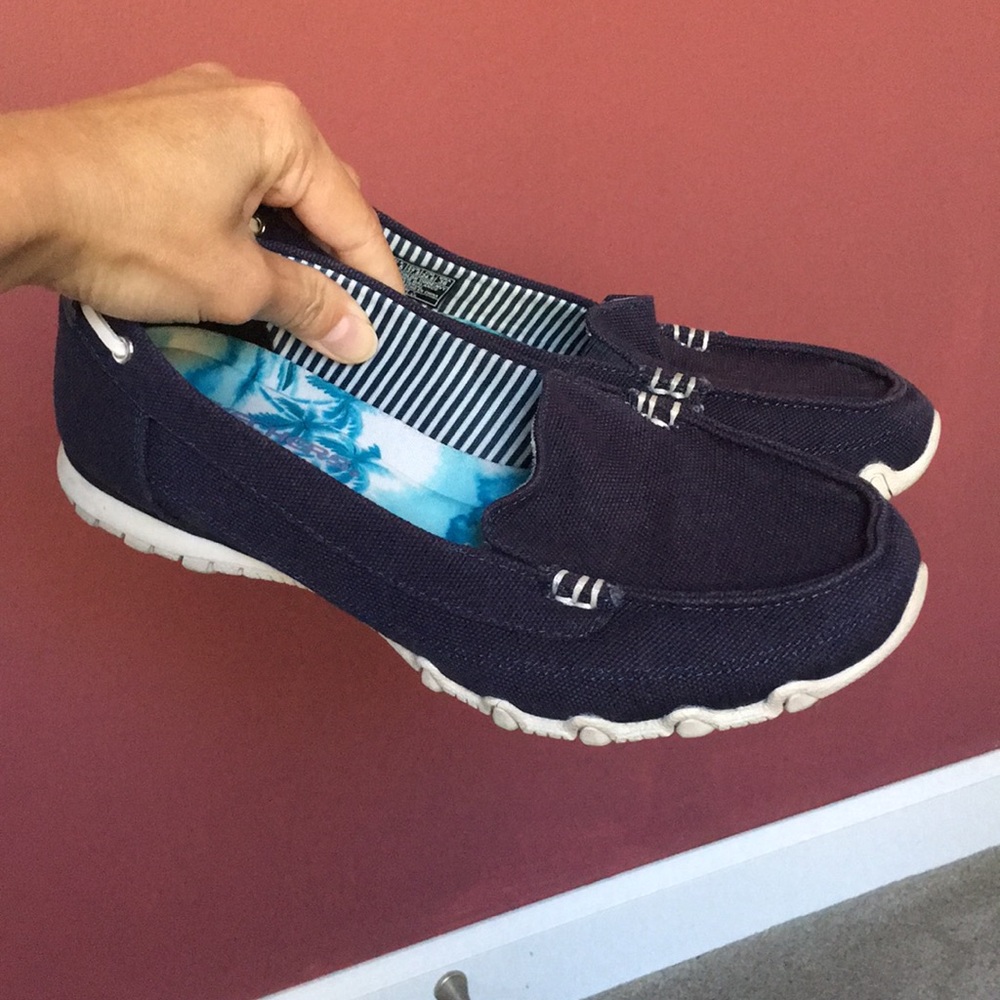 Sketchers flat shoes