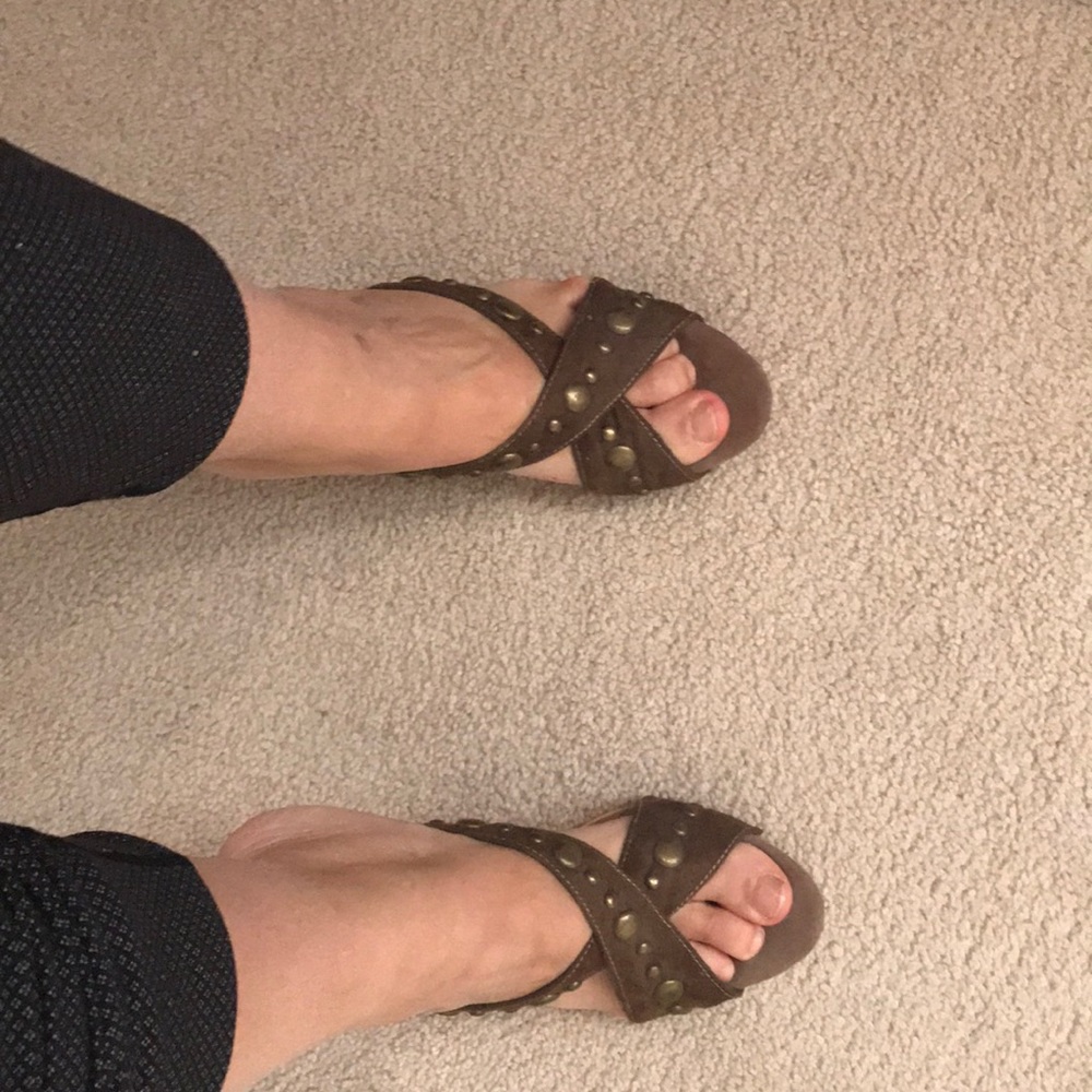 Restricted brown suede sandals