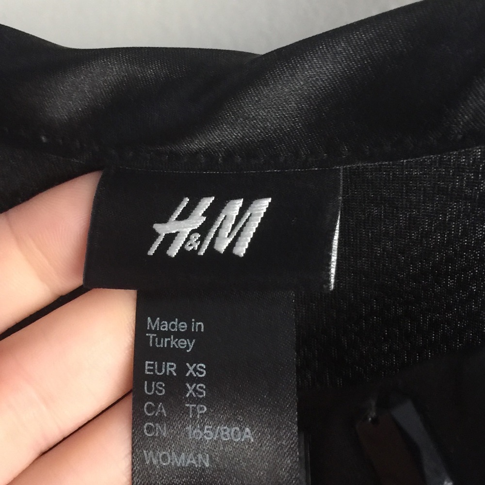 ๐H&M Ruffled top ๐ - Picture 4 of 7