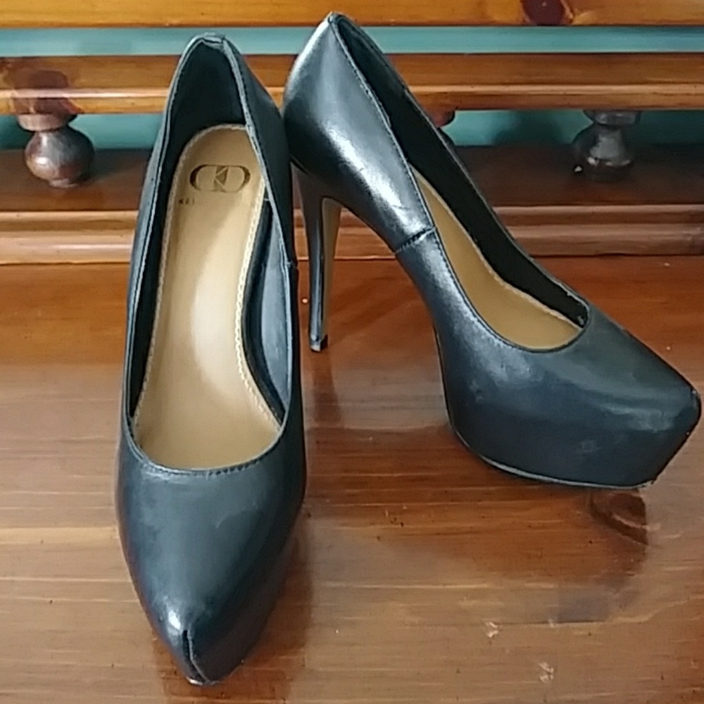 Black pumps