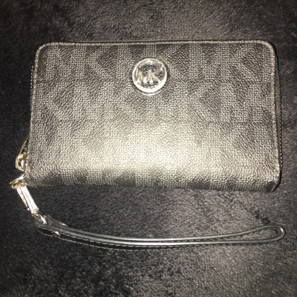 Michael Kors Authentic Wallet - Picture 2 of 5
