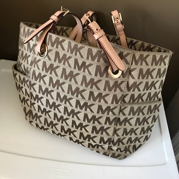 Michael Kors Handbags - Michael Kors bag