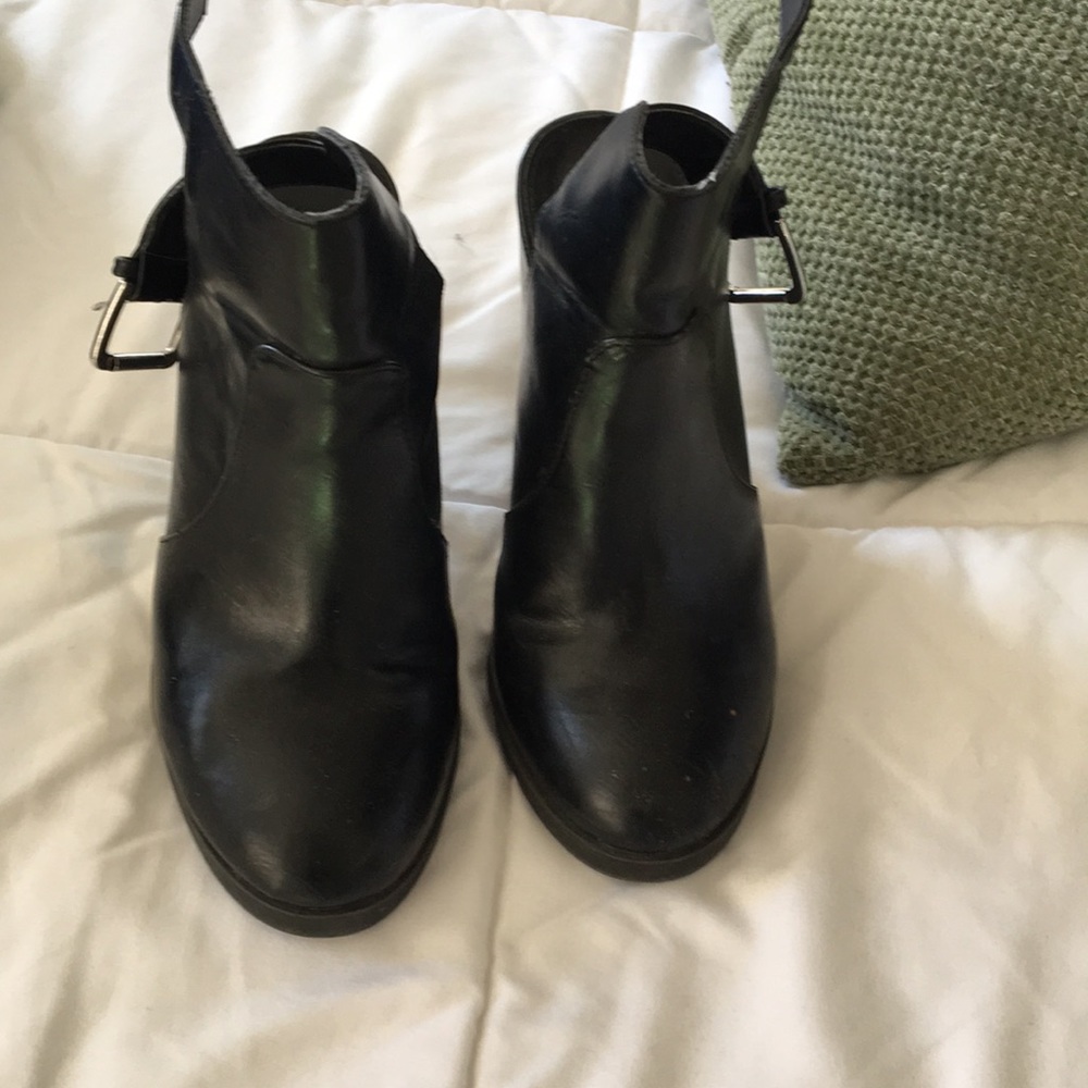 Cute black booties from Forever21!