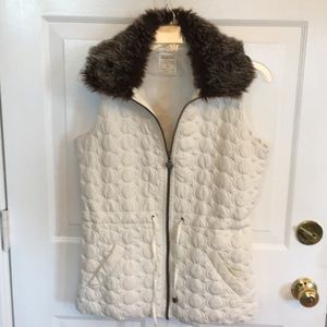 Vest with removable fur collar
