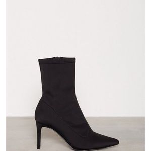 Stretchy stiletto boot