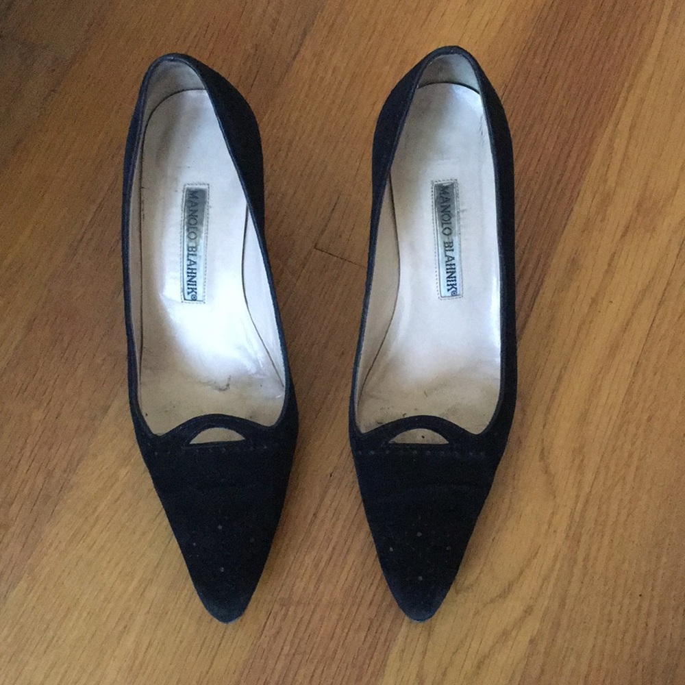 Manolo Blahnik black suede kitten heel pump sz 35