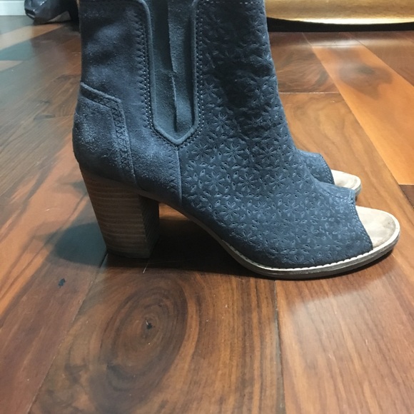 Toms Suede Block Sandals - Picture 2 of 8