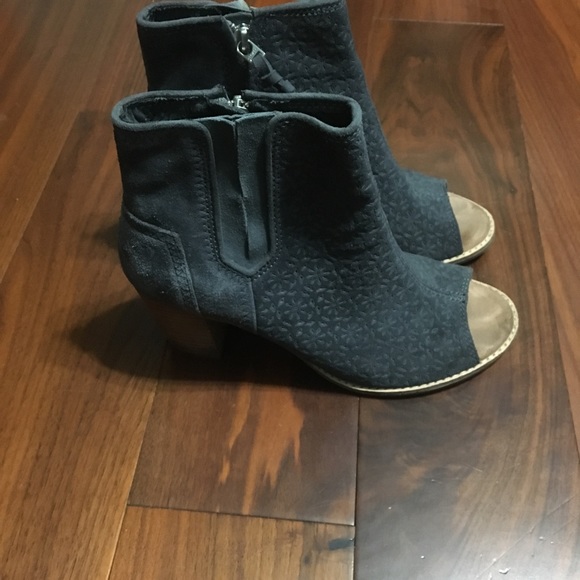 Toms Suede Block Sandals - Picture 5 of 8