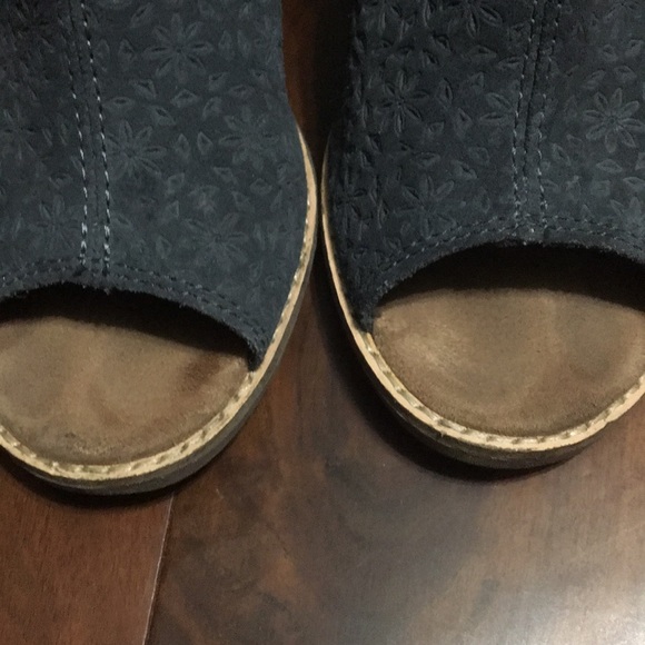 Toms Suede Block Sandals - Picture 4 of 8
