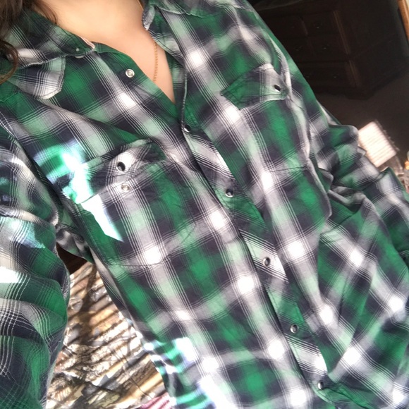 H&M Tops - 🌟Green Plaid shirt