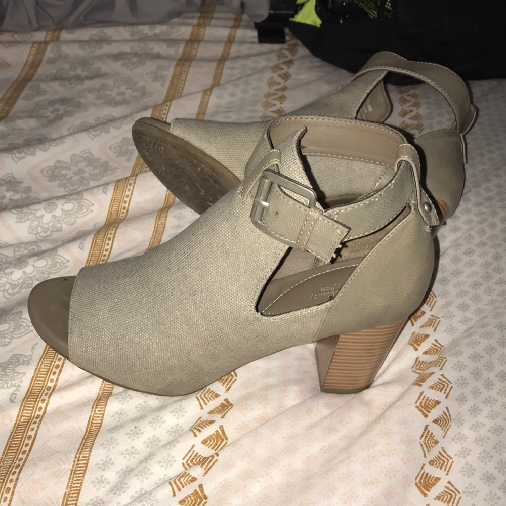 Peep toe buckle booties