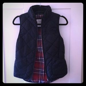 Puffer sleeveless vest.