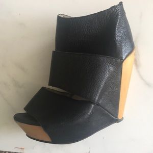 Black wedges with 3 straps and wooden heel and toe