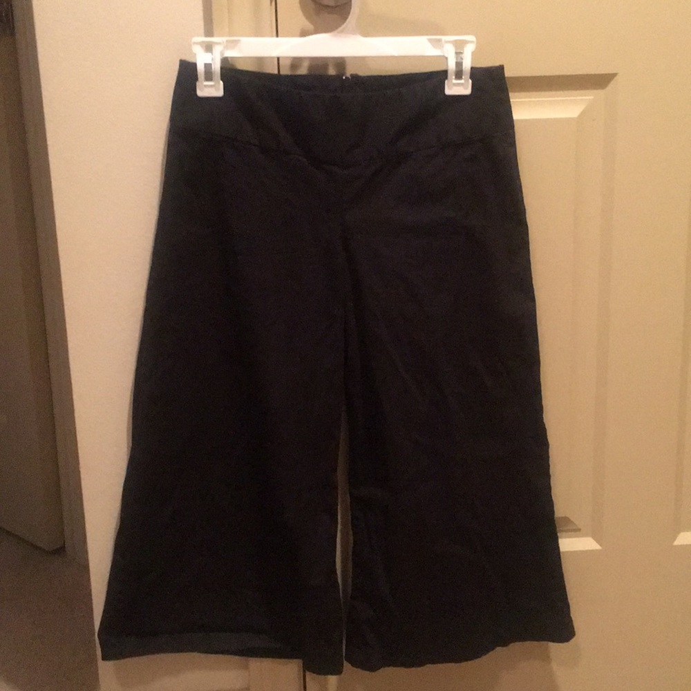 Black cropped pants. Size 5