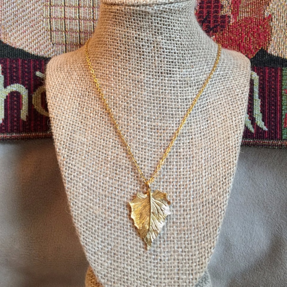 GOLD TONE LEAF NECKLACE