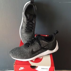 Nike lunarestoa brand new