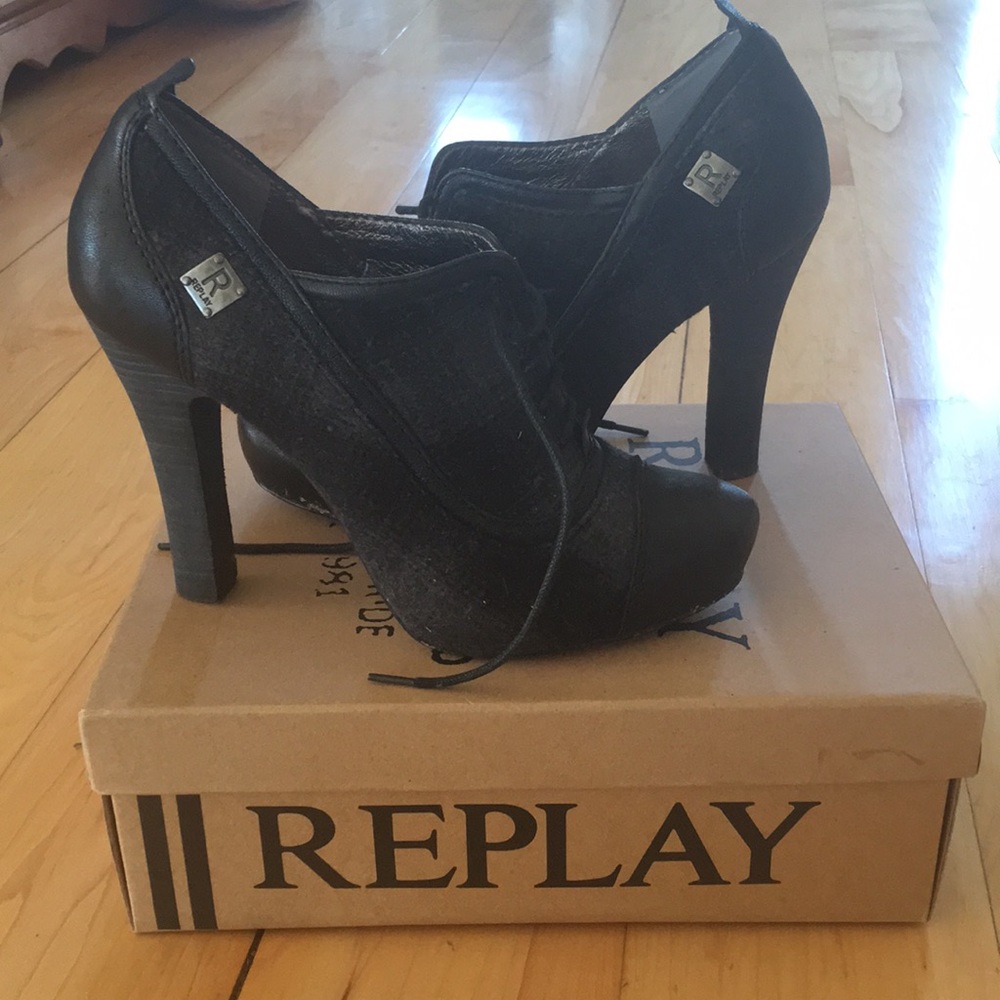Replay shoes. Excelent condition. Size 8.