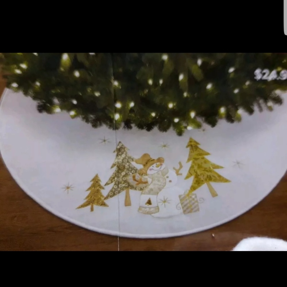 CHRISTMAS TREE SKIRT