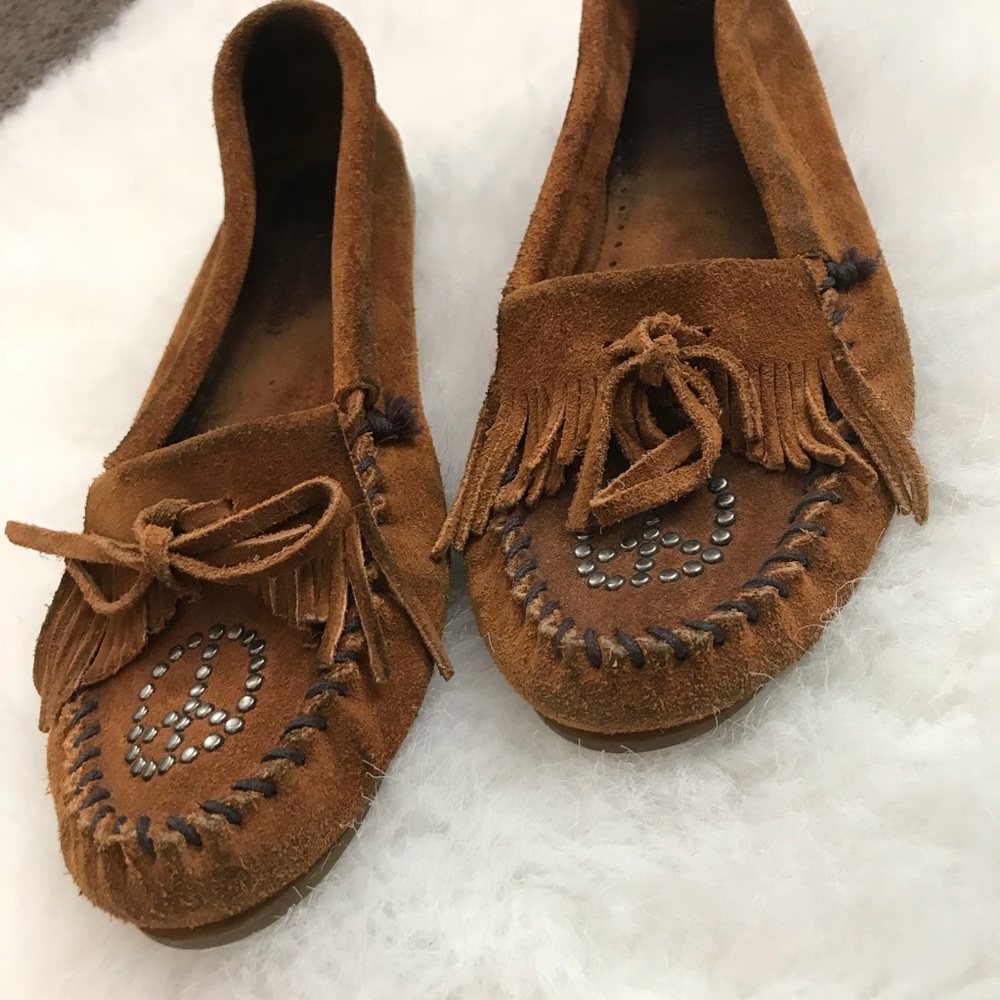 ❌SOLD❌ 
Minnetonka Kilty moccasins peace symbol 8