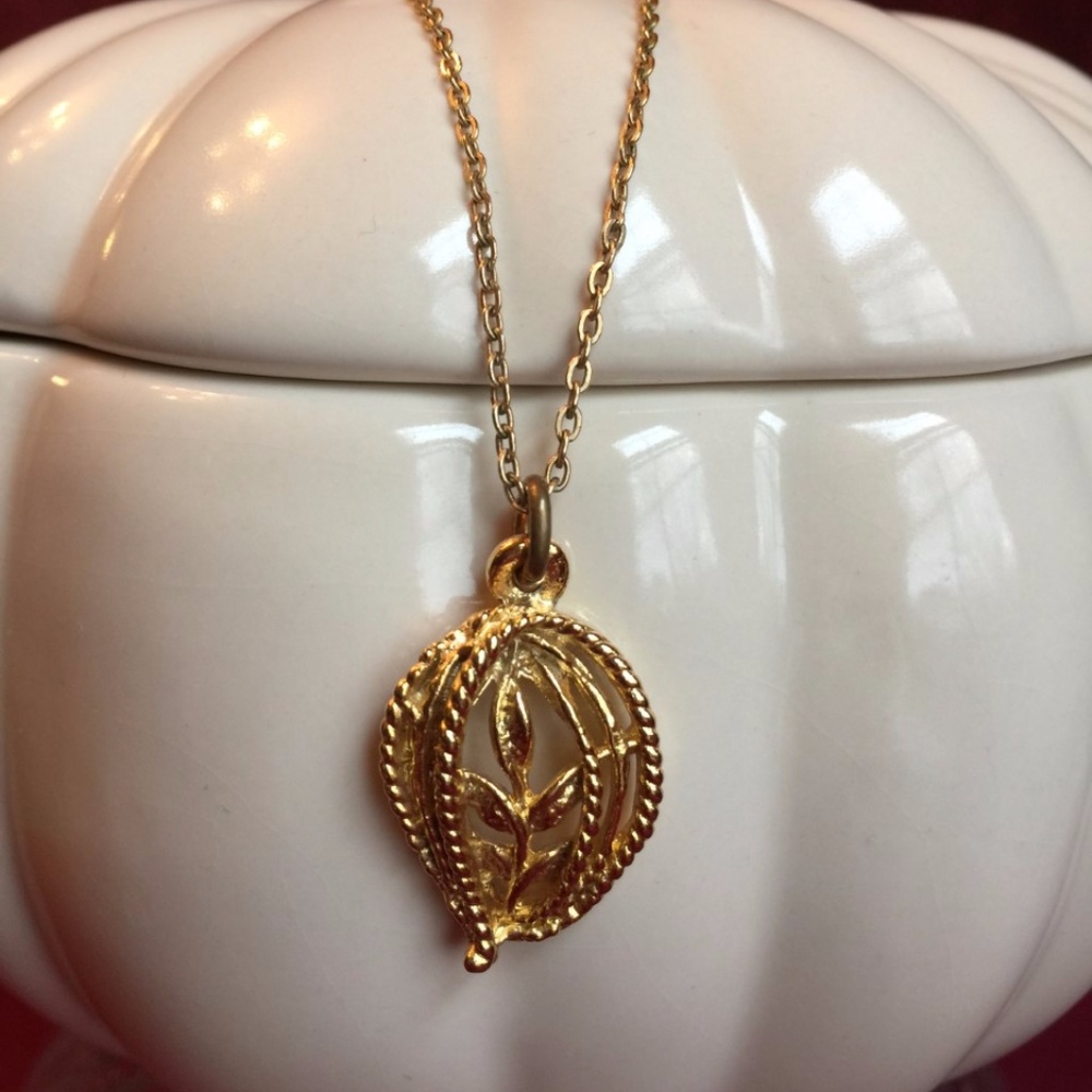GOLD TONE LEAF NECKLACE