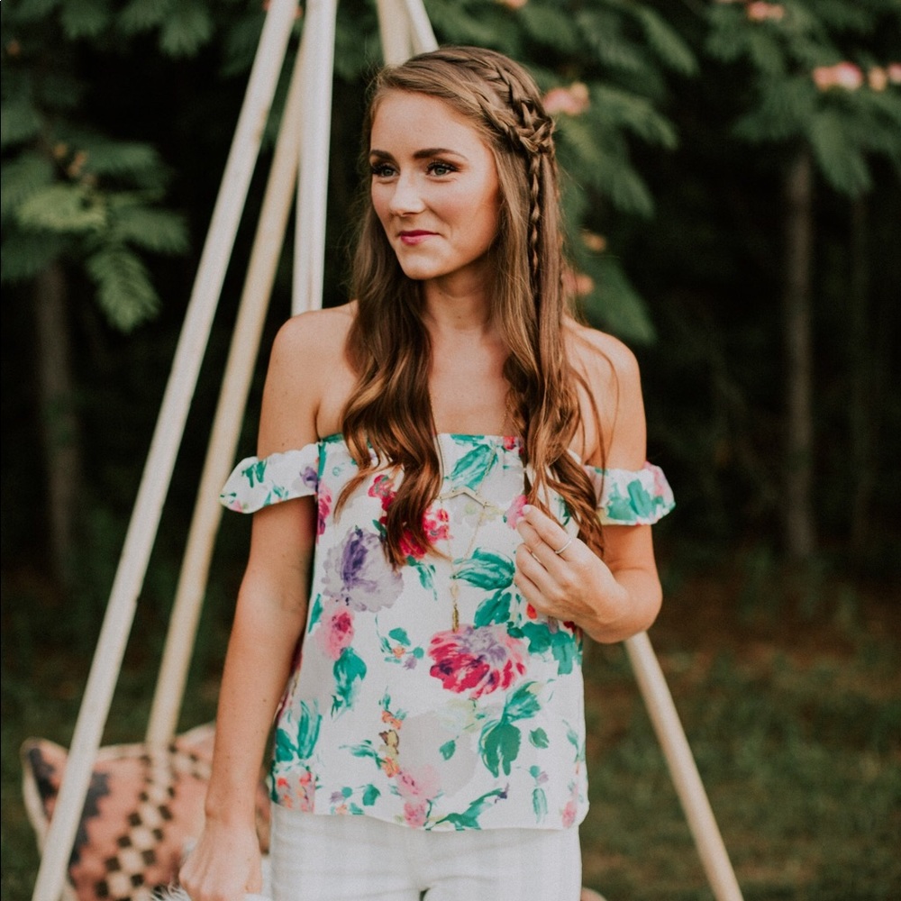 NWT Izzy & Lola Floral OTS Top