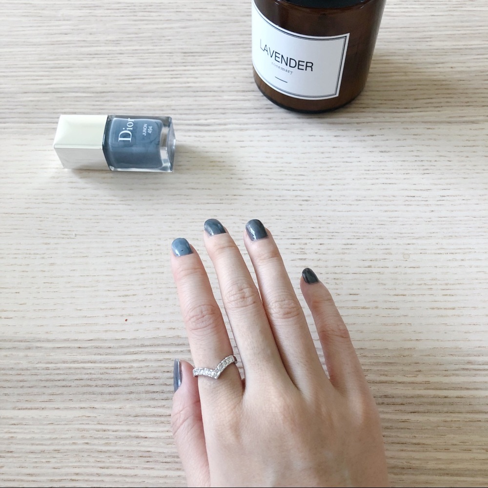 V rhinestone ring