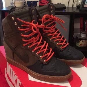 NIKE Dunk SkyHi SNKRBT 2.0
