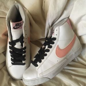 NIKE BLAZER MID - WOMEN’S