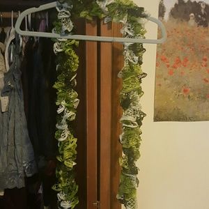 Green knit ribbon scarf