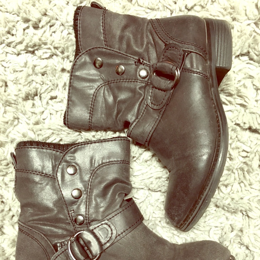 Heeled ankle boots with buckle