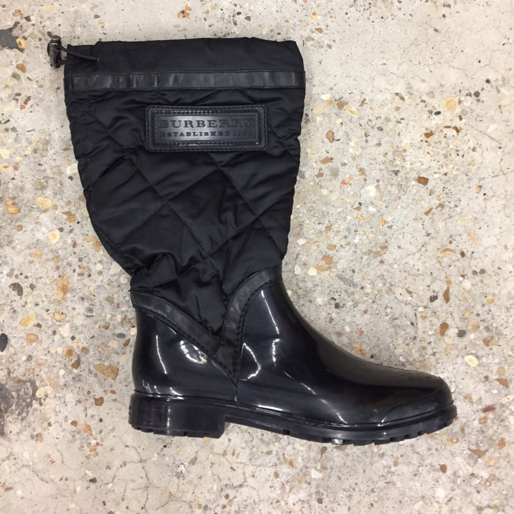 GENTLY WORN BURBERRY RAIN BOOTS! Totes adorbs!!