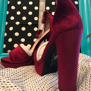 Wine colored women’s size 10 heel