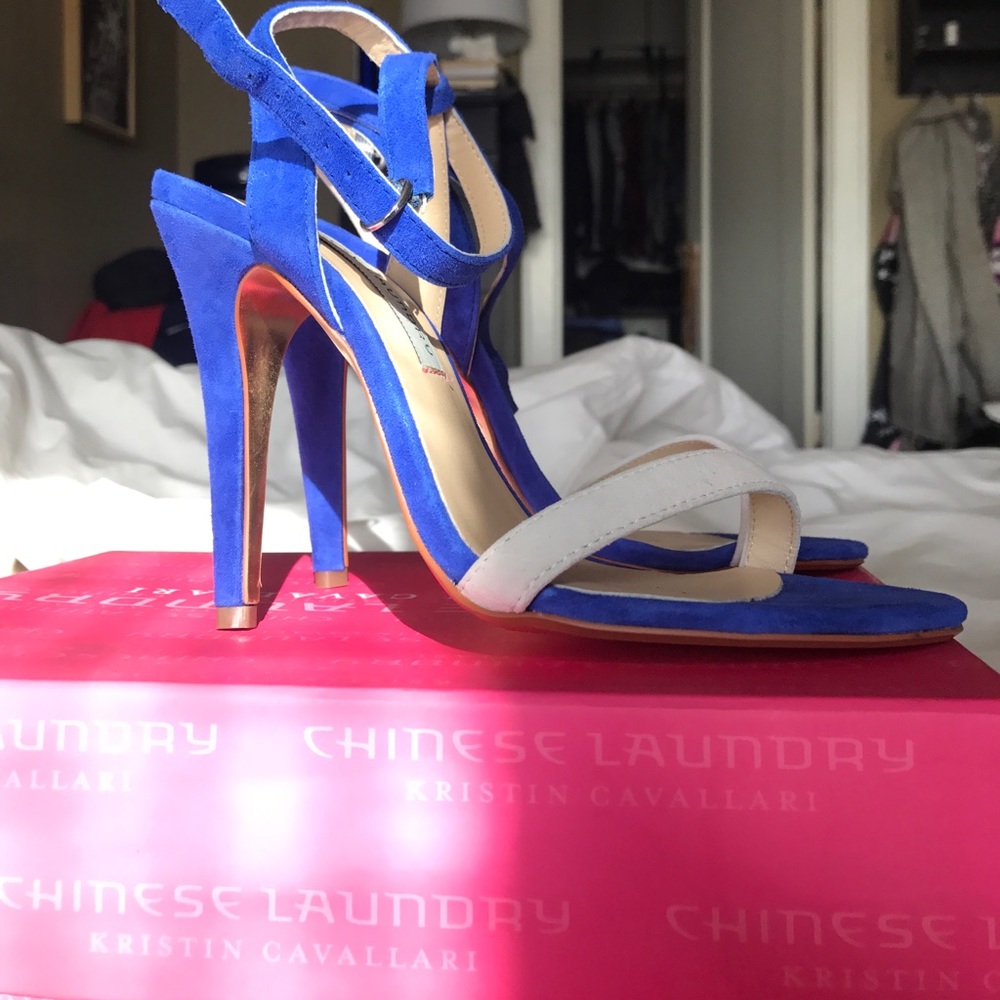 Chinese Laundry royal blue sandal