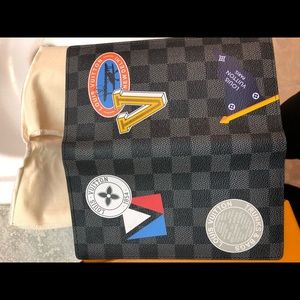 LV wallet with box and bag( New)