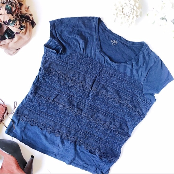 🎄🎄SALE🎄🎄 Ann Taylor Loft Tee Front Detail - Picture 3 of 3