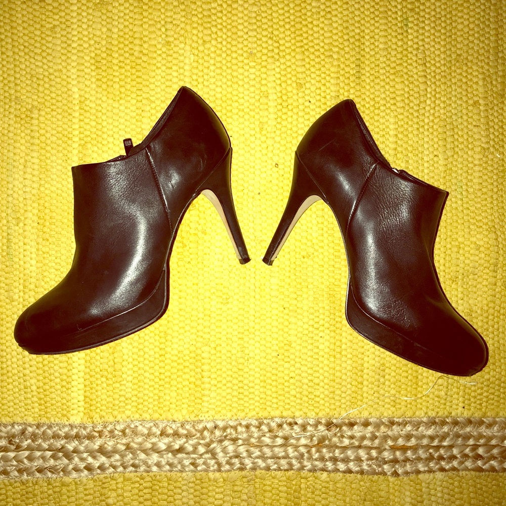 Vince Camuto Blk leather low-rise round toe boot.