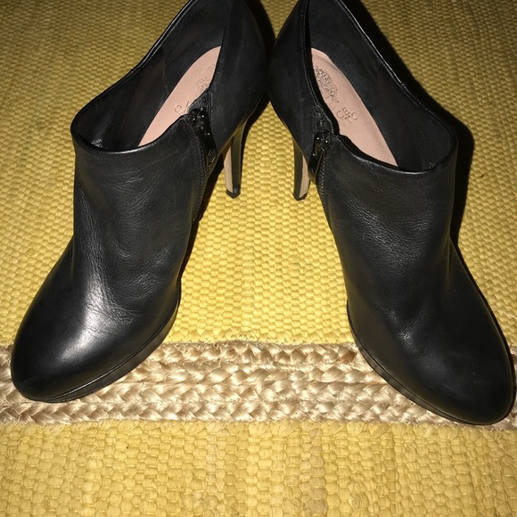 Vince Camuto Blk leather low-rise round toe boot. - Picture 2 of 7