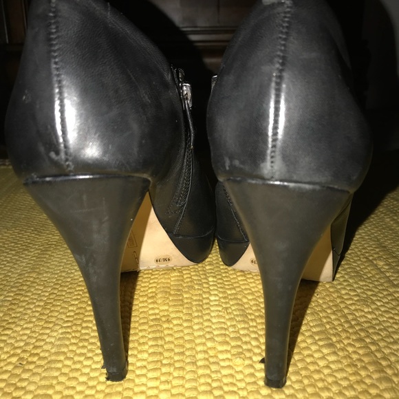 Vince Camuto Blk leather low-rise round toe boot. - Picture 3 of 7