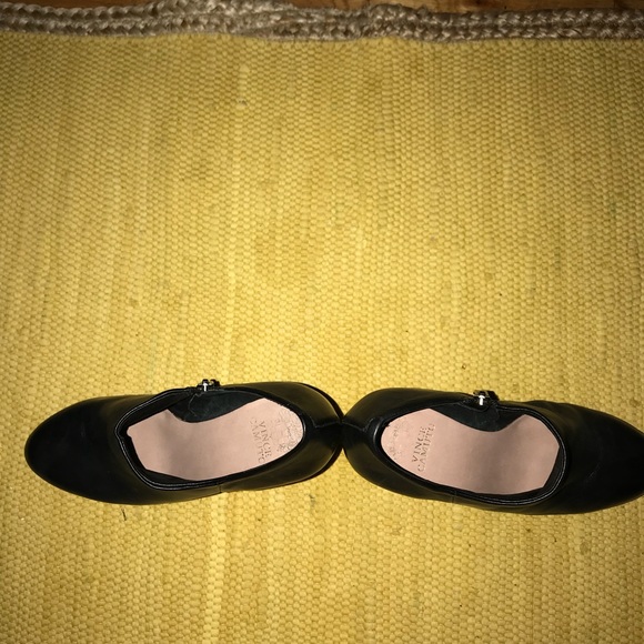 Vince Camuto Blk leather low-rise round toe boot. - Picture 5 of 7