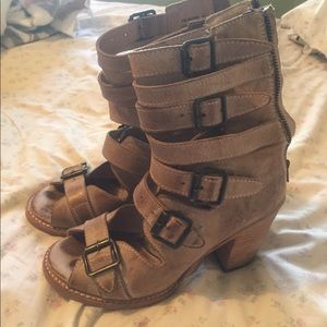 Free Bird “Bond” heeled sandals size 8